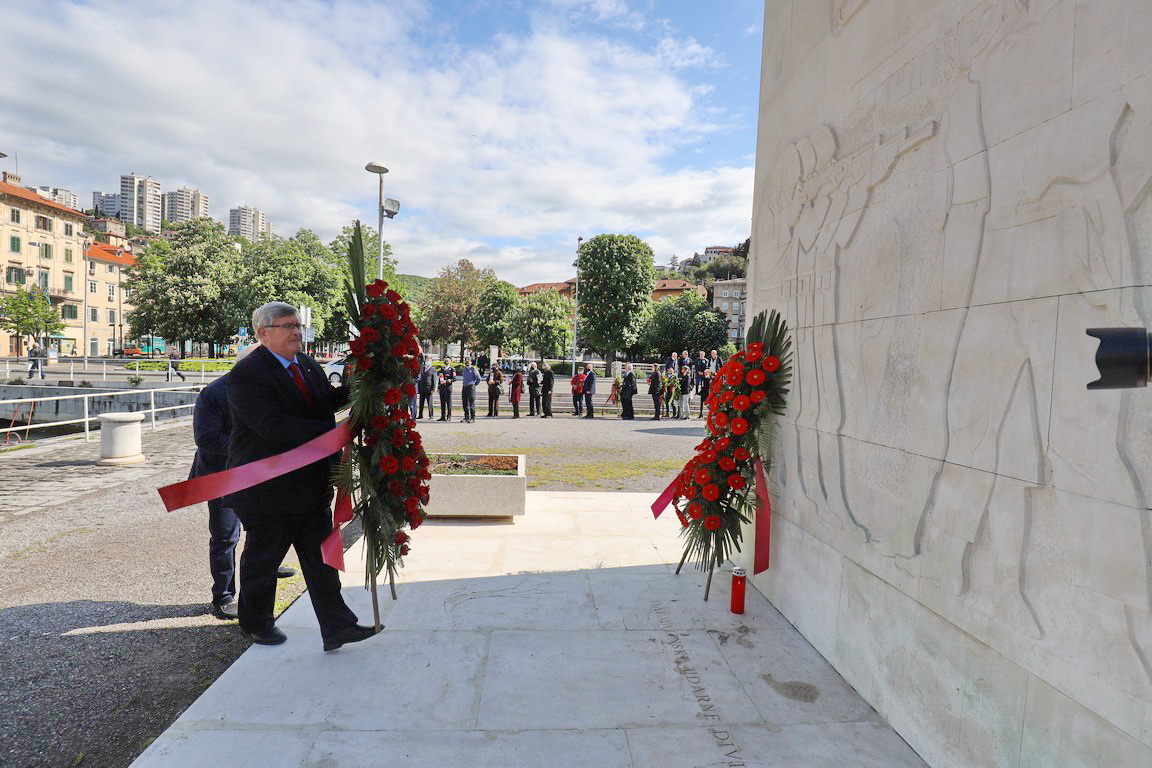 Polaganje-vijenaca-spomenik-na-Delti-4