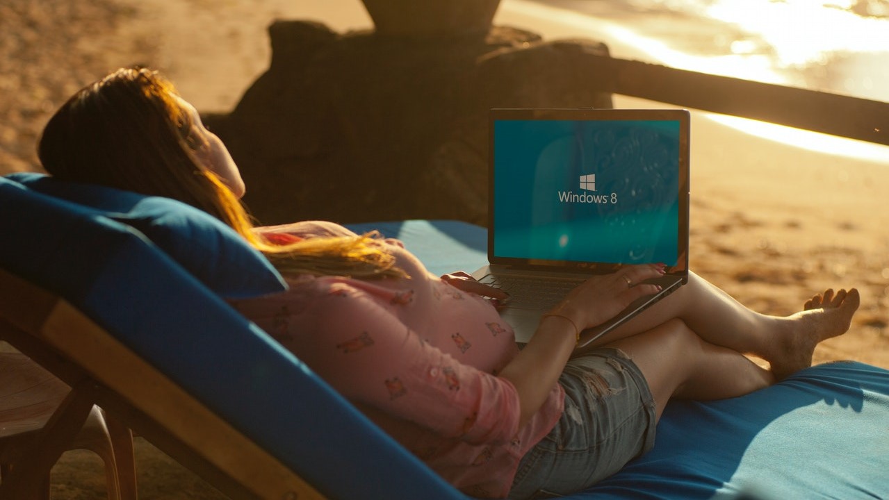 student posao laptop more plaža