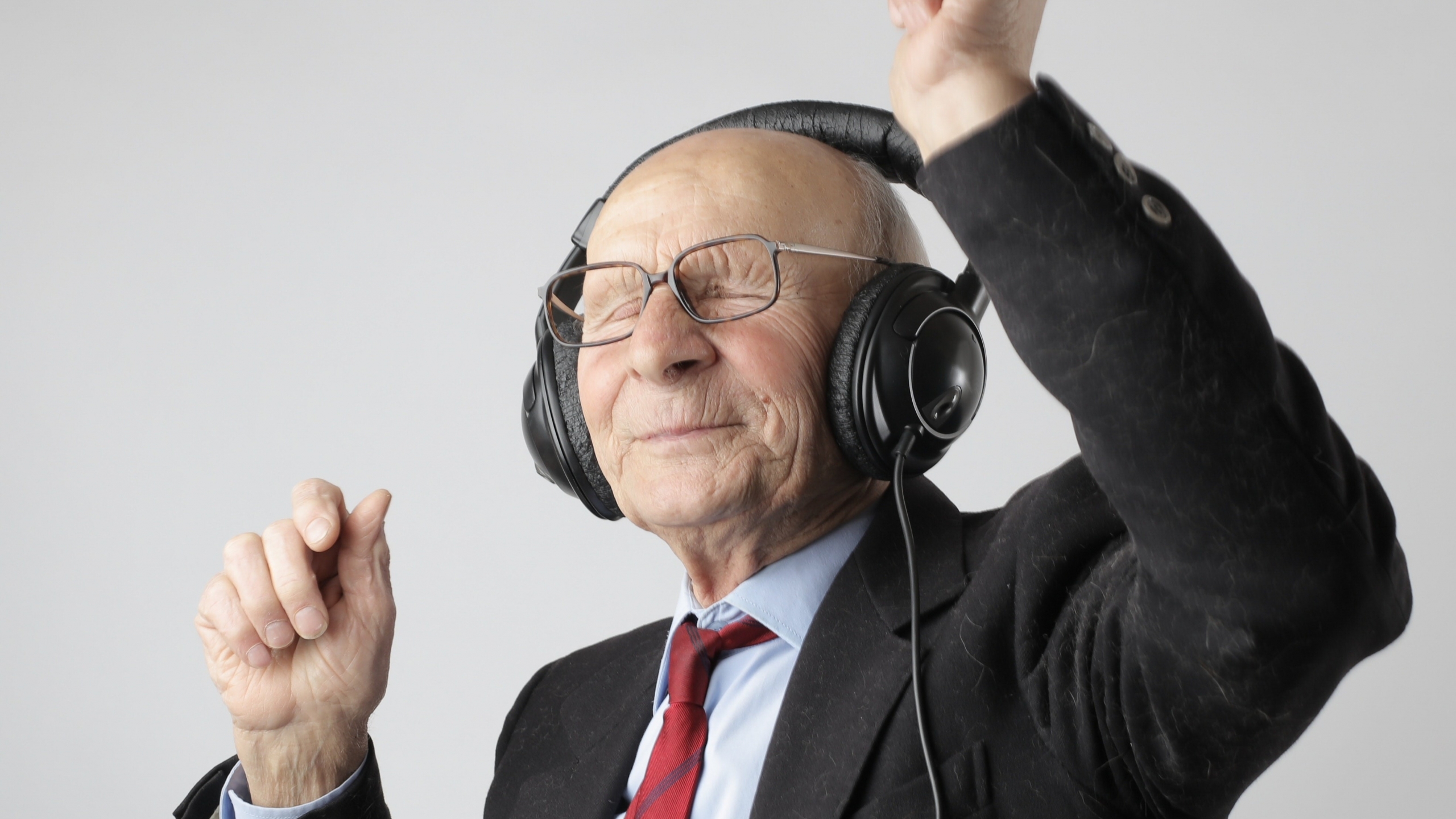 penziner stariji umirovljenik radio glazba