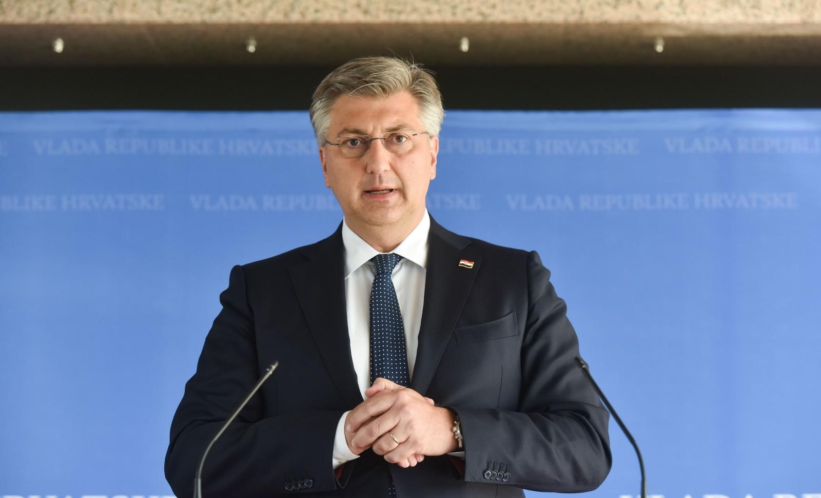 Nadrej Plenković obrušio se na novinare i napustio konferenciju za medije Nadrej Plenković obrušio se na novinare i napustio konferenciju za medije