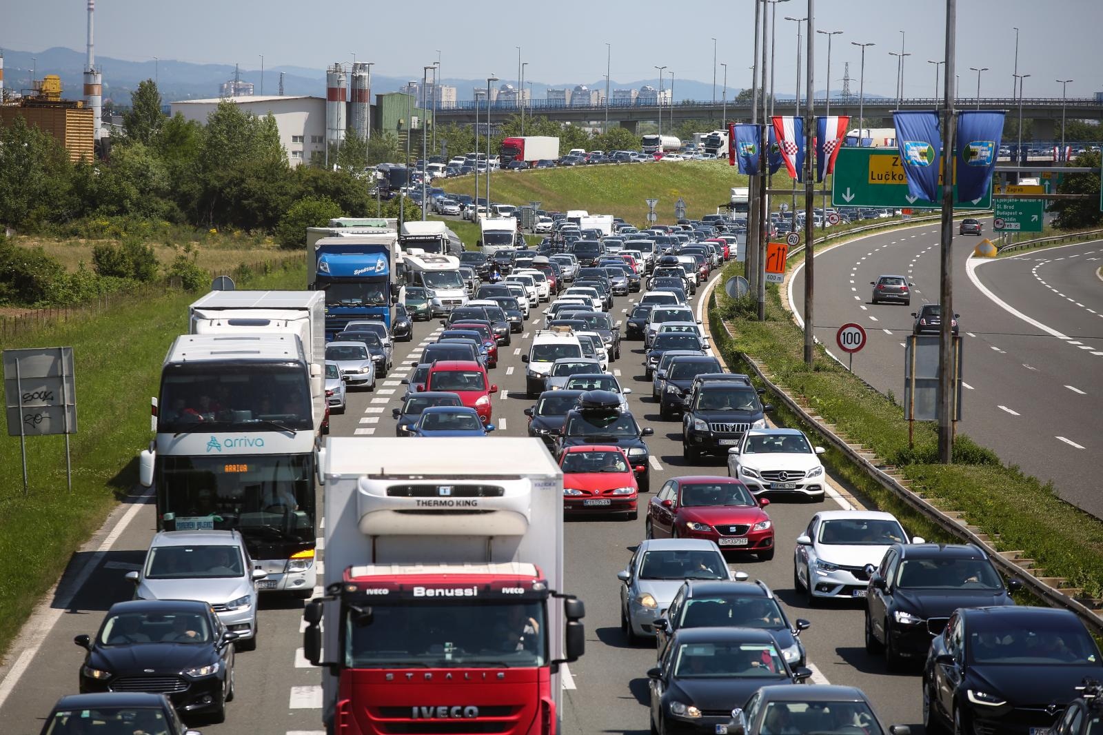 Zagreb: Gužva na naplatnim kućicama Lučko u smjeru mora Zagreb: Gužva na naplatnim kućicama Lučko u smjeru mora