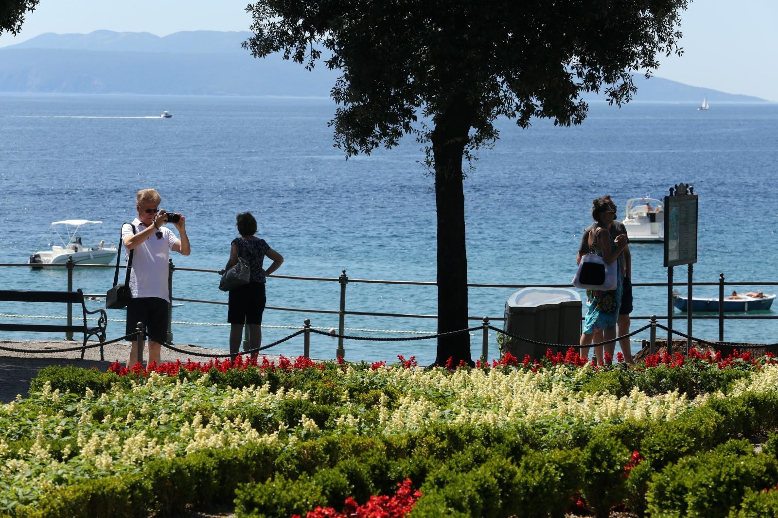 Opatija: Turisti na plažama i šetnicama