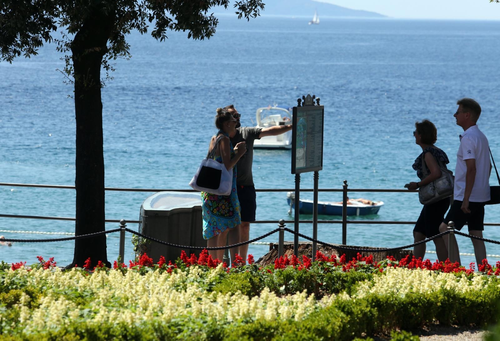 Opatija: Turisti na plažama i šetnicama Opatija: Turisti na plažama i šetnicama