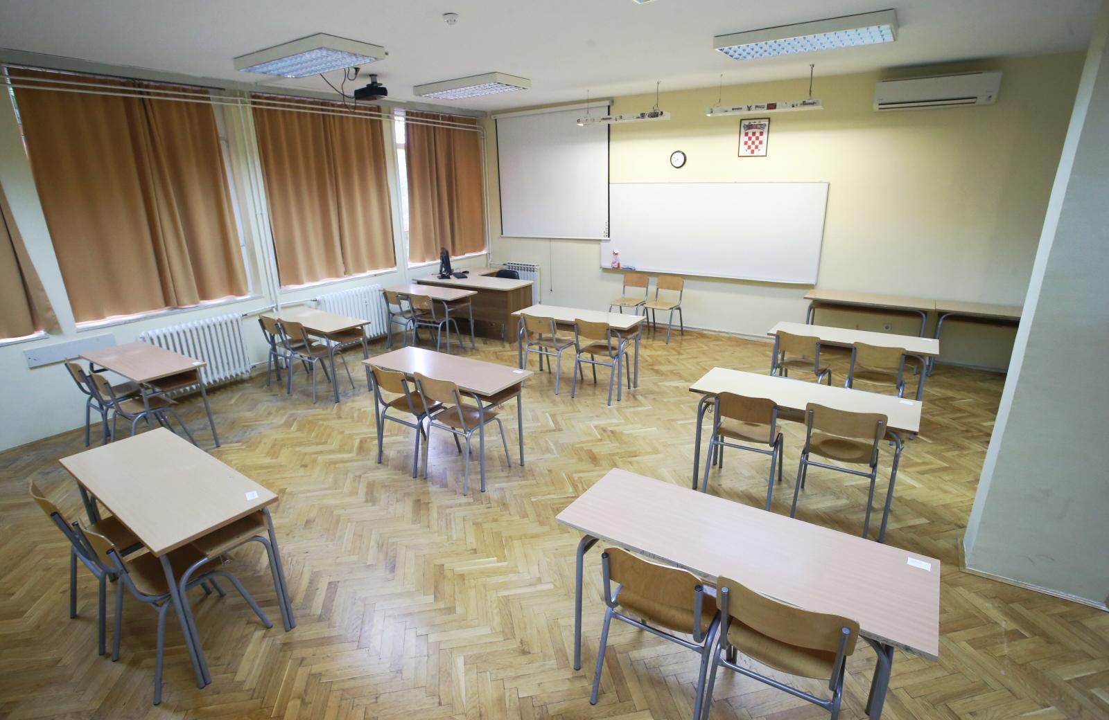 Sve je spremna za polaganje državne mature u Ekonomskoj i upravnoj školi Split Sve je spremna za polaganje državne mature u Ekonomskoj i upravnoj školi Split