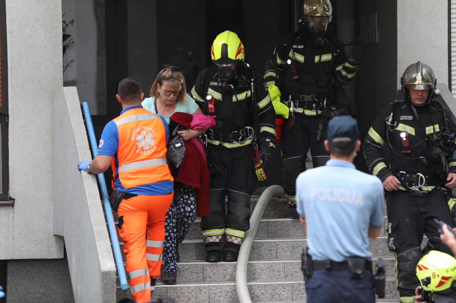 Zagreb: Veliki požar u zgradi u naselju Trnsko, stanari se evakuiraju Zagreb: Veliki požar u zgradi u naselju Trnsko, stanari se evakuiraju