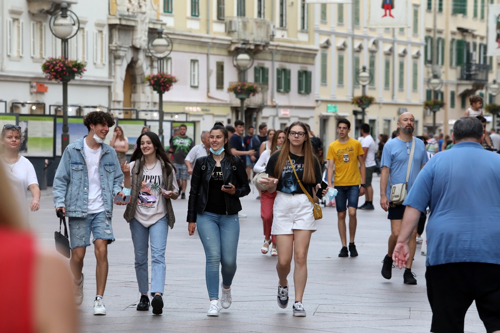 Rijeka: Brojni građani u poslijepodnevnoj šetnji Korzom
