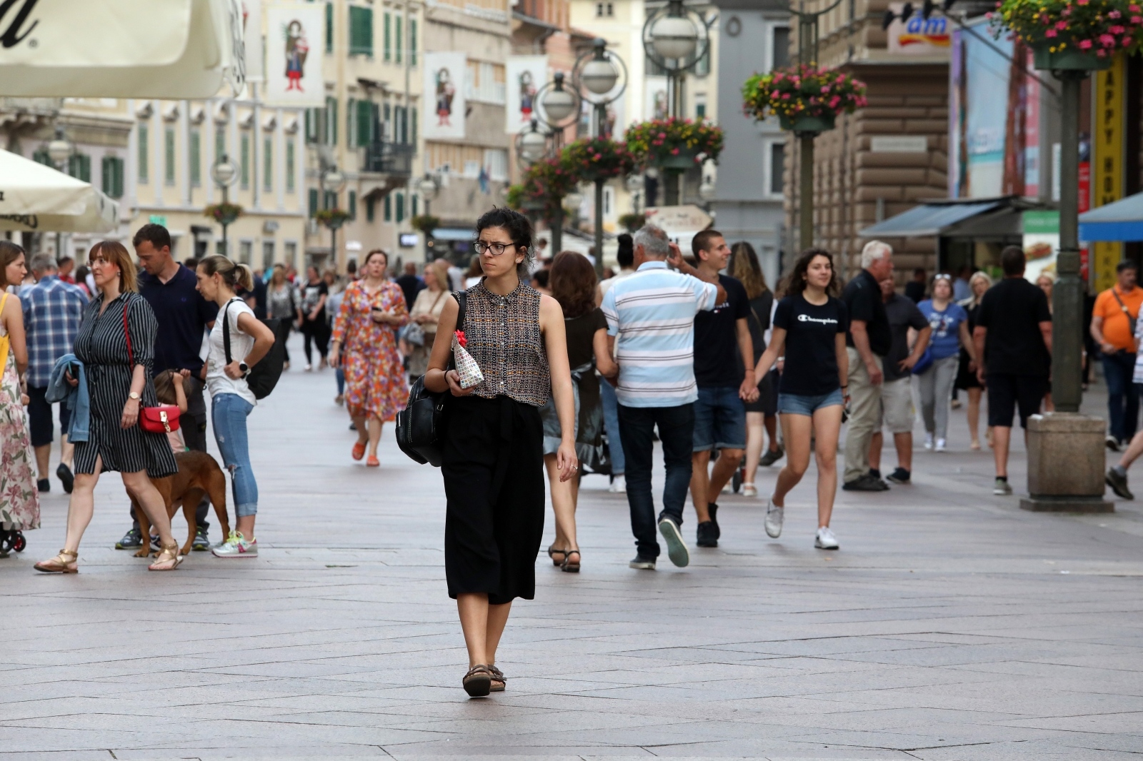 Rijeka: Brojni građani u poslijepodnevnoj šetnji Korzom