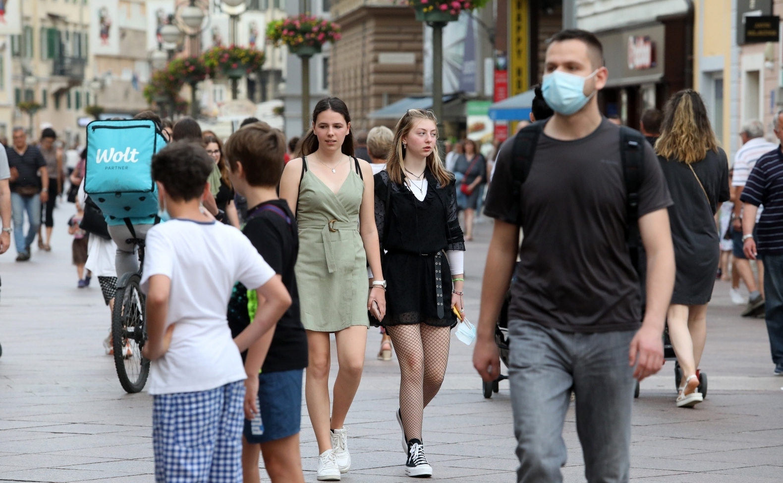Rijeka: Brojni građani u poslijepodnevnoj šetnji Korzom
