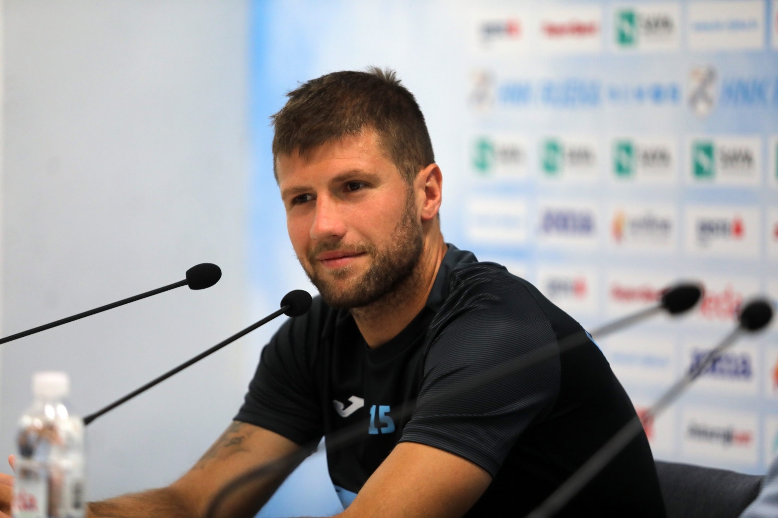 Trener Goran Tomić i Nino Galović na konferenciji HNK Rijeke Trener Goran Tomić i Nino Galović na konferenciji HNK Rijeke