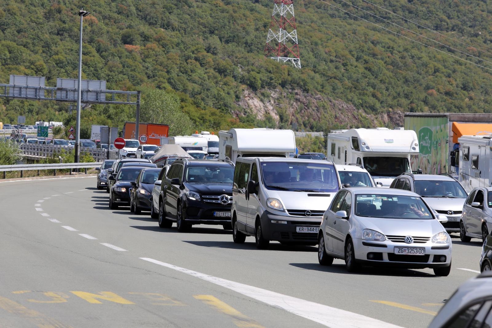 Grobnik: Kolona turista na naplatnim kućicama autoceste Rijeka-Zagreb Grobnik: Kolona turista na naplatnim kućicama autoceste Rijeka-Zagreb