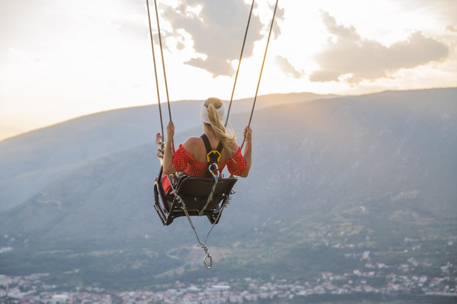 Najveća ljuljačka u BiH postavljena iznad Mostara okuplja domaće i strane turiste