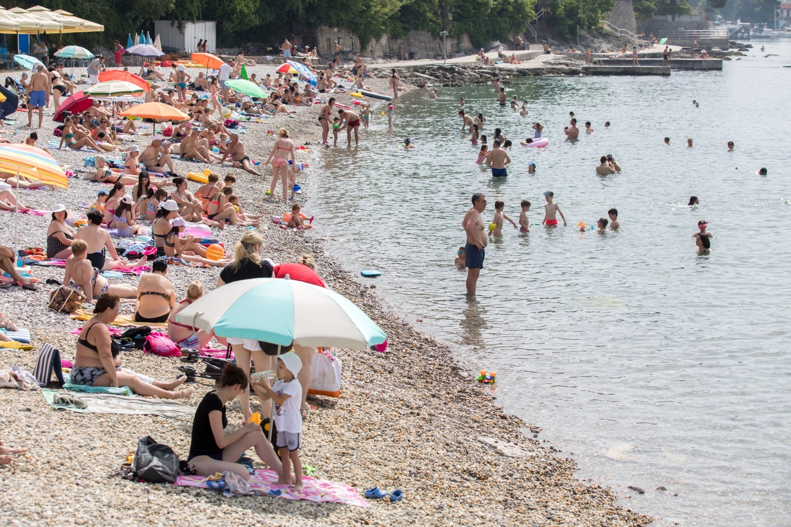 Rijeka: Osvježenje od visokih temperatura ljudi su potražili na plaži Rijeka: Osvježenje od visokih temperatura ljudi su potražili na plaži