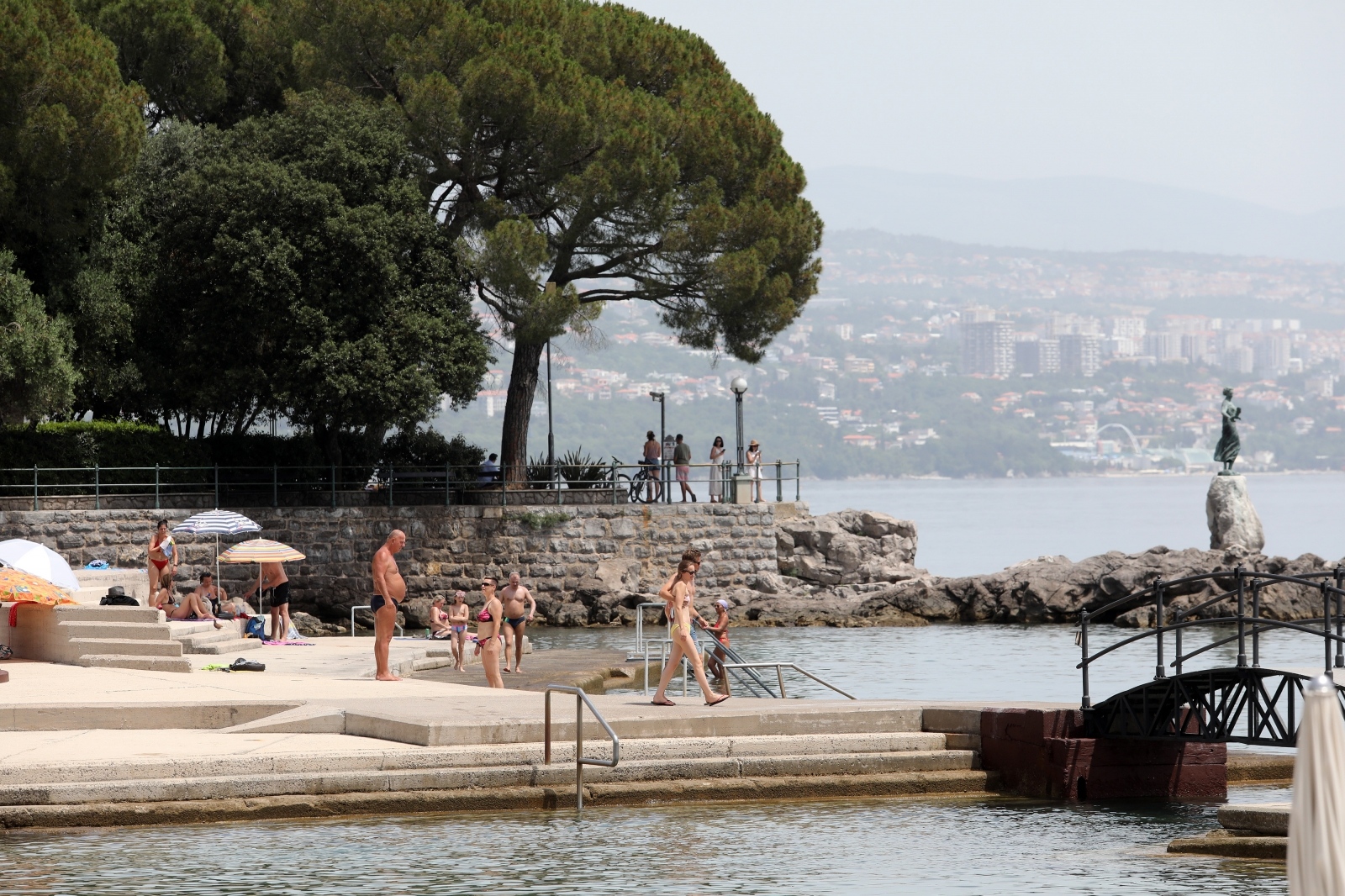 Opatija: Tek pokoji kupač na plaži Slatina