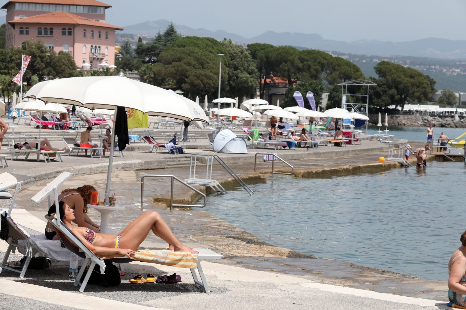 Opatija: Tek pokoji kupač na plaži Slatina