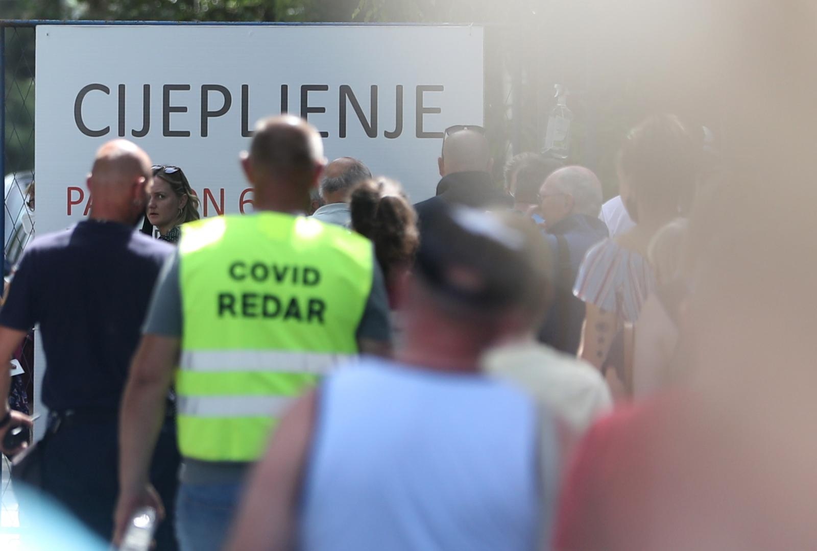 Zagreb: Tisuće ljudi na suncu ispred Velesajma čekaju u redu za cijepljenje protiv COVID-a