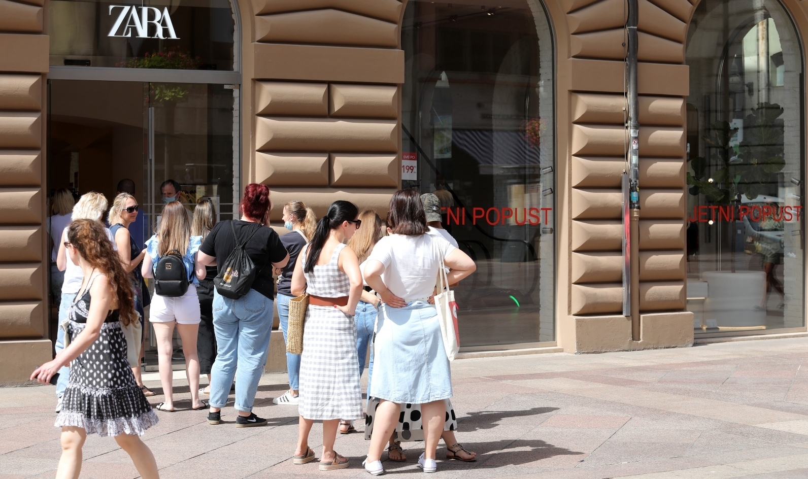 Rijeka: Nije problem čekati na suncu u redu ako je odjeća na kaciji Rijeka: Nije problem čekati na suncu u redu ako je odjeća na kaciji