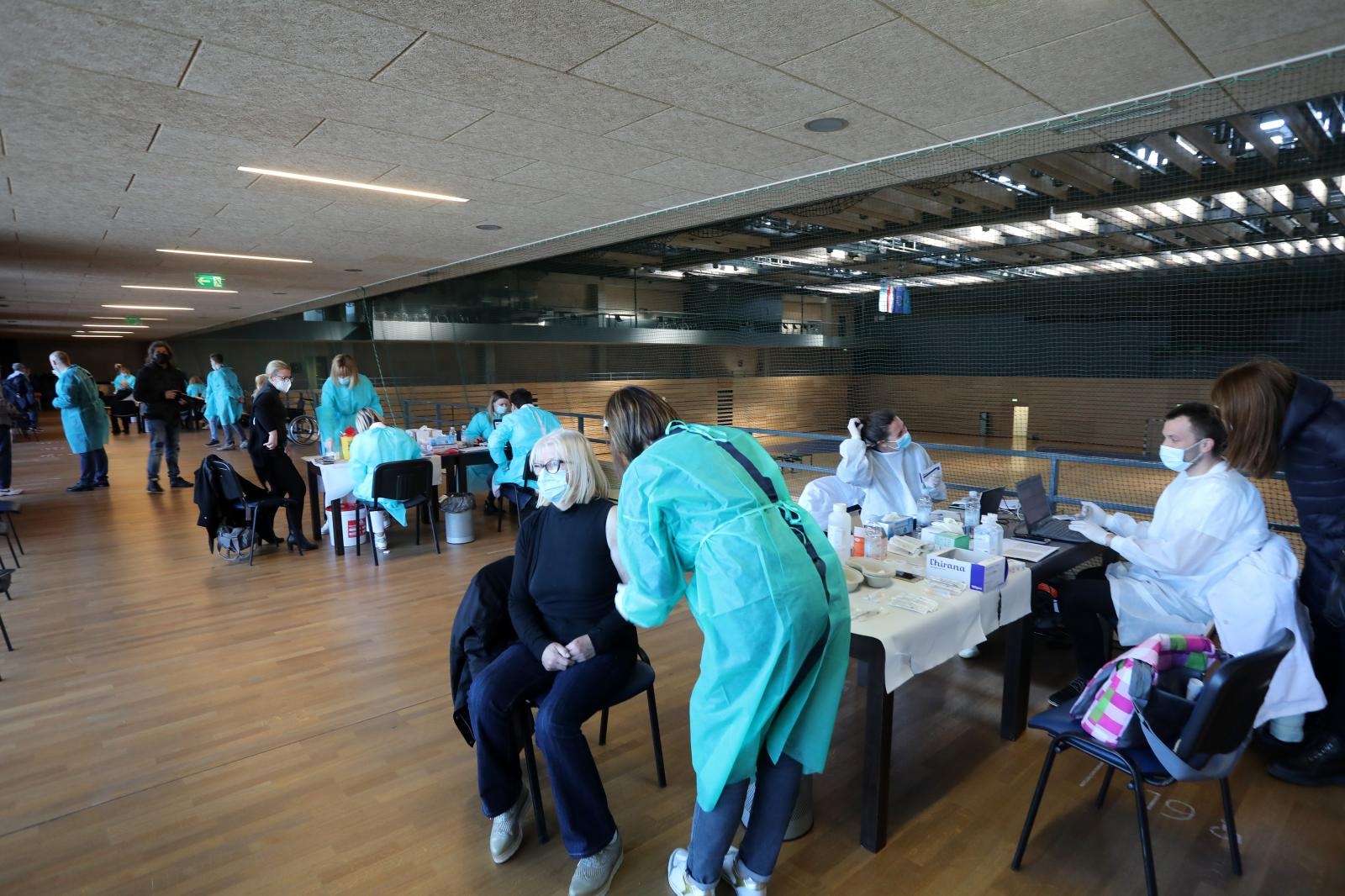 U sportskom centru Zamet počelo masovno cijepljenje gradjana U sportskom centru Zamet počelo masovno cijepljenje gradjana
