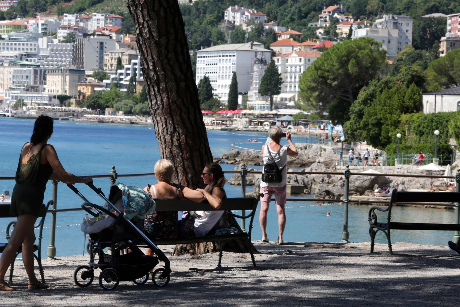 Opatija: Turisti na plažama i šetnicama