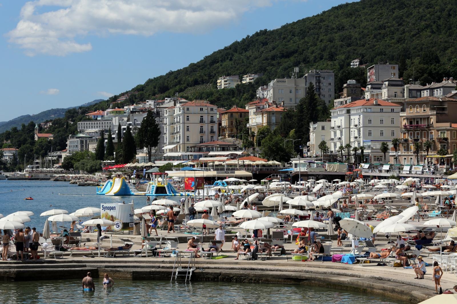 Opatija: Turisti na plažama i šetnicama