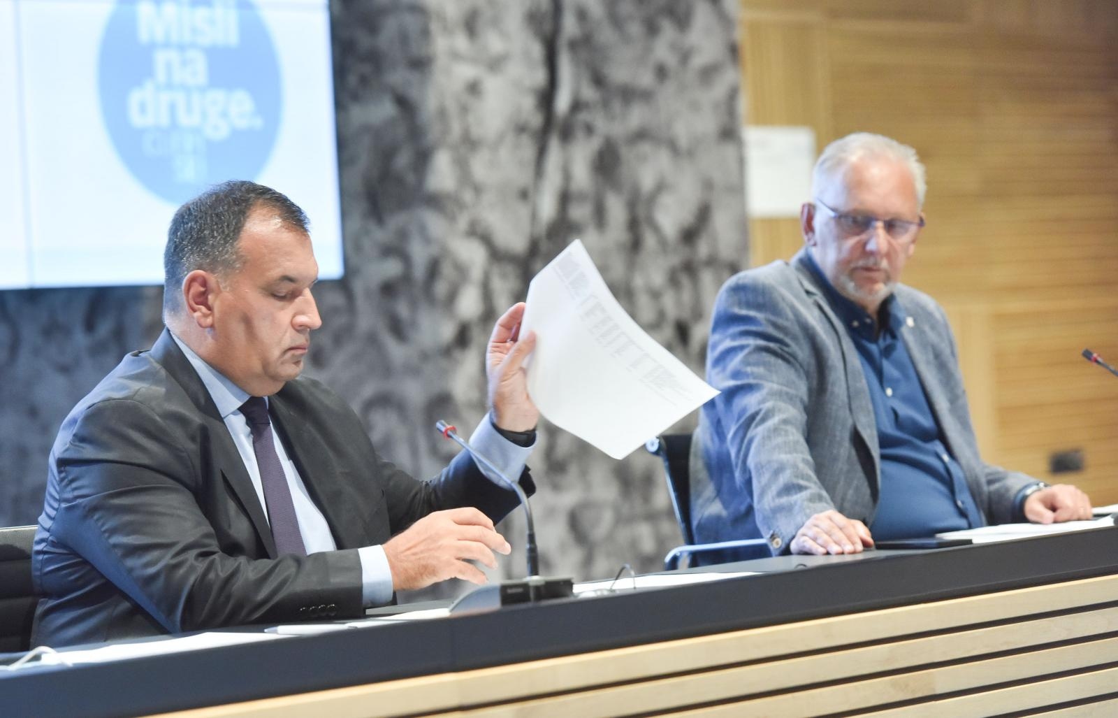 Svi članovi Stožera skinuli maske, Capak o podacima iz Dubrave: ‘To je nedopustivo‘ Svi članovi Stožera skinuli maske, Capak o podacima iz Dubrave: ‘To je nedopustivo‘
