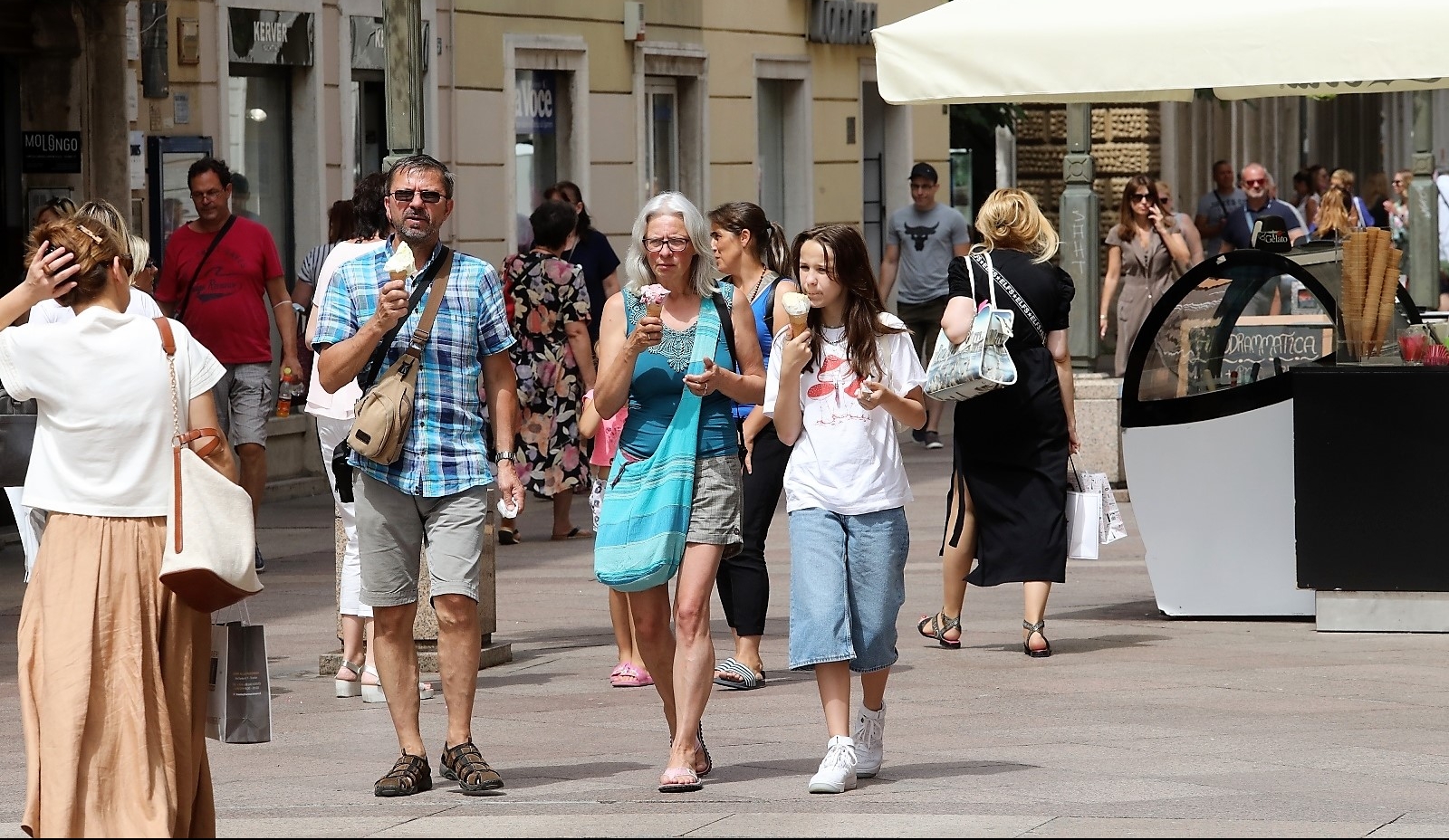 Rijeka: Turisti uživaju u šetnji Korzom sa sladoledom