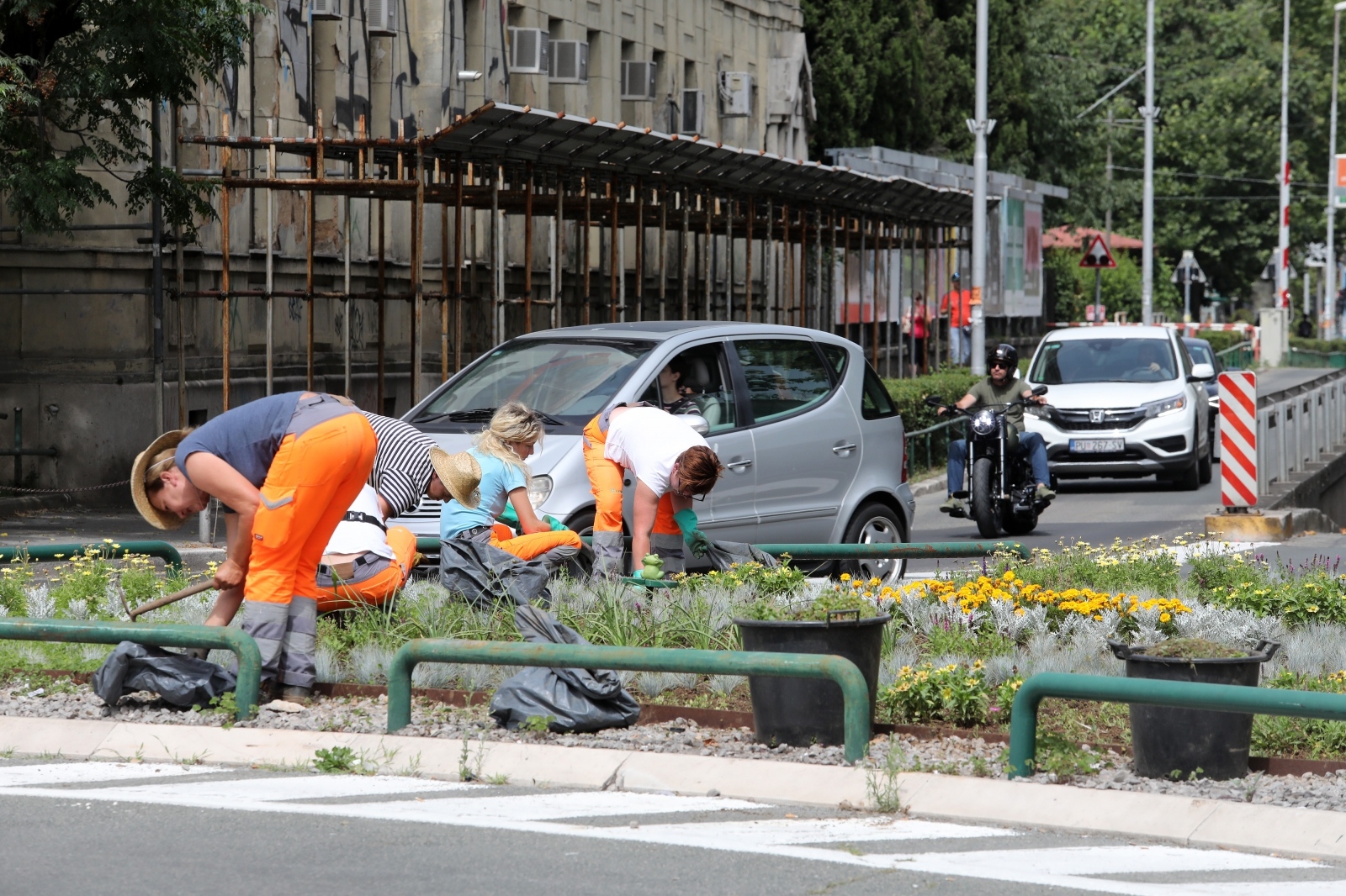 Rijeka: Djelatnice tvrtke Parkovi plus uređuju cvijetni otok na trgu Žabica Rijeka: Djelatnice tvrtke Parkovi plus uređuju cvijetni otok na trgu Žabica