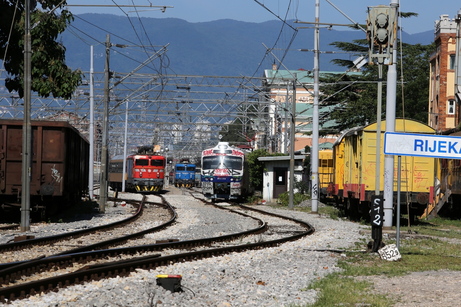 Vlakovi na željeznickom kolodvoru u Rijeci
