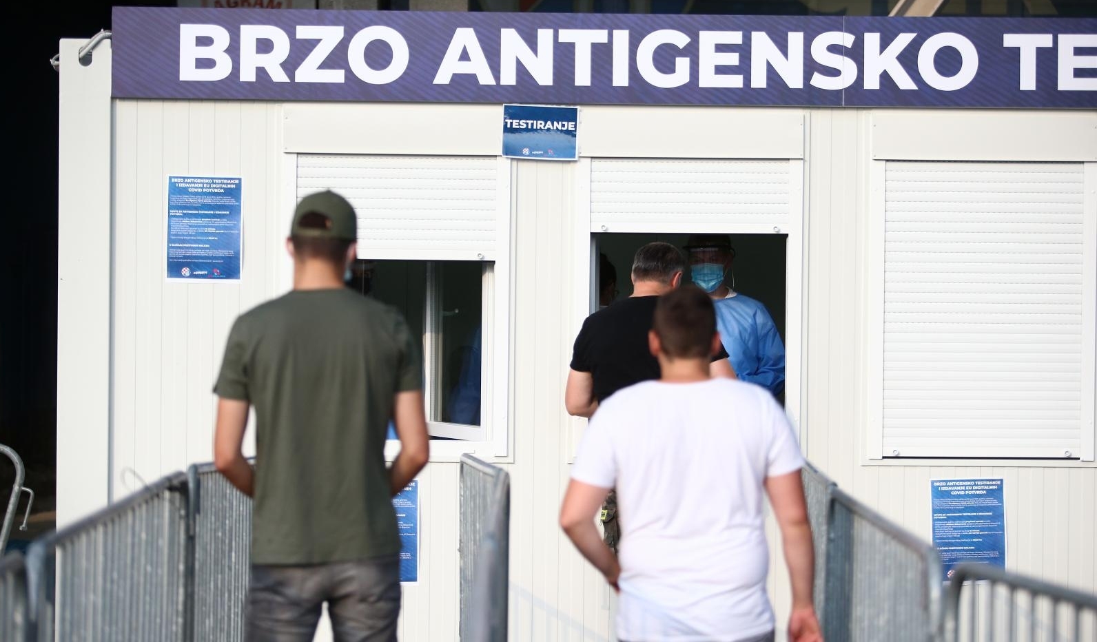 Zagreb: Navijači se testiraju na punktu za brze covid testove prije ulaska na stadion Maksimir