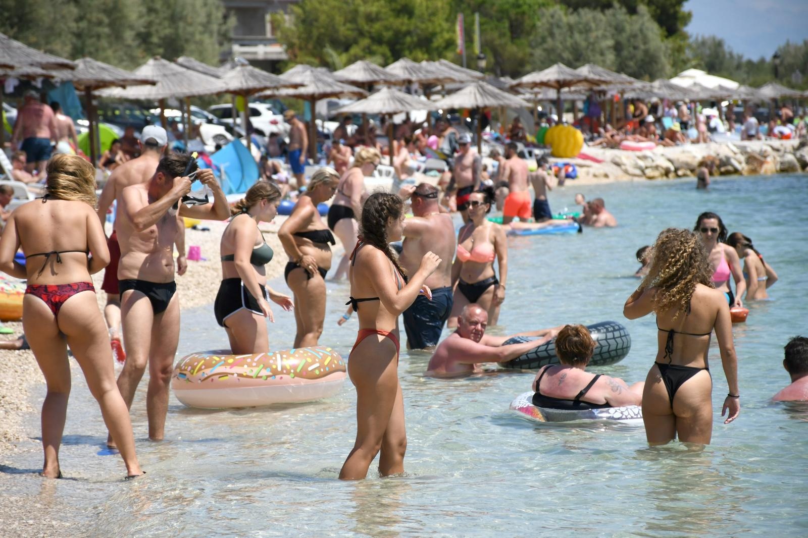 Popunjene plaže na otoku Viru ne odaju dojam da je turistička sezona oslabila