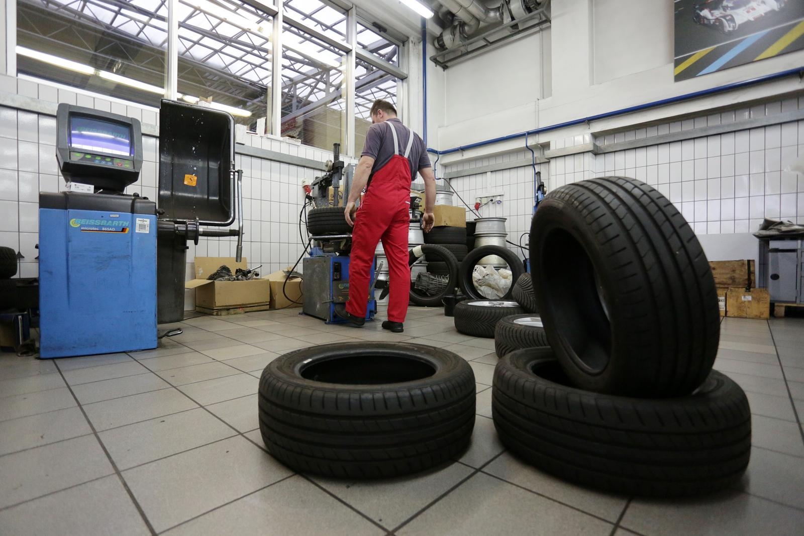 26.05.2015., Zagreb – Promjena automobilskih guma.
Photo: Borna Filic/PIXSELL 26.05.2015., Zagreb – Promjena automobilskih guma.
Photo: Borna Filic/PIXSELL