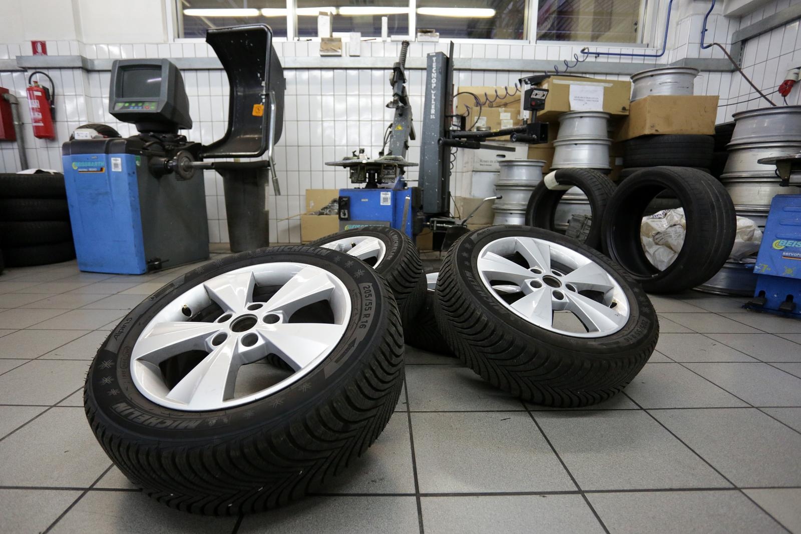 26.05.2015., Zagreb – Promjena automobilskih guma.Photo: Borna Filic/PIXSELL