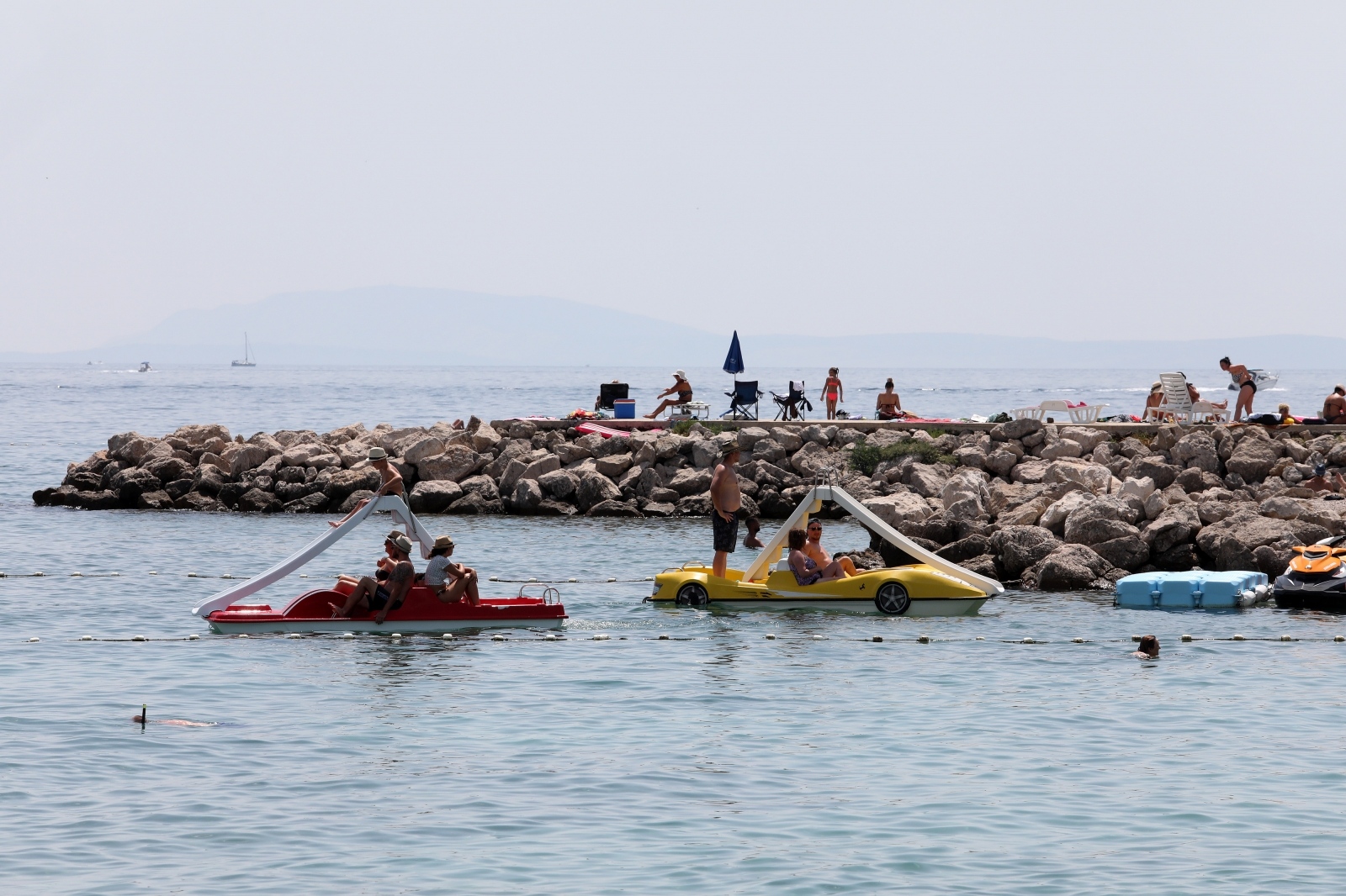 Spas od vrućina turisti potražili na plažama otoka Krka