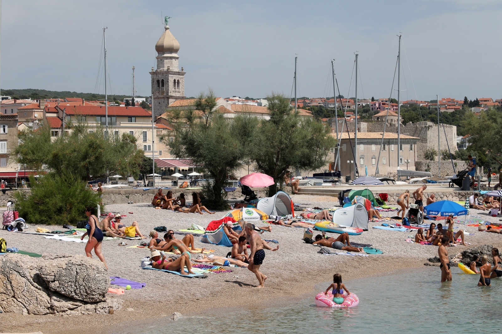 Spas od vrućina turisti potražili na plažama otoka Krka