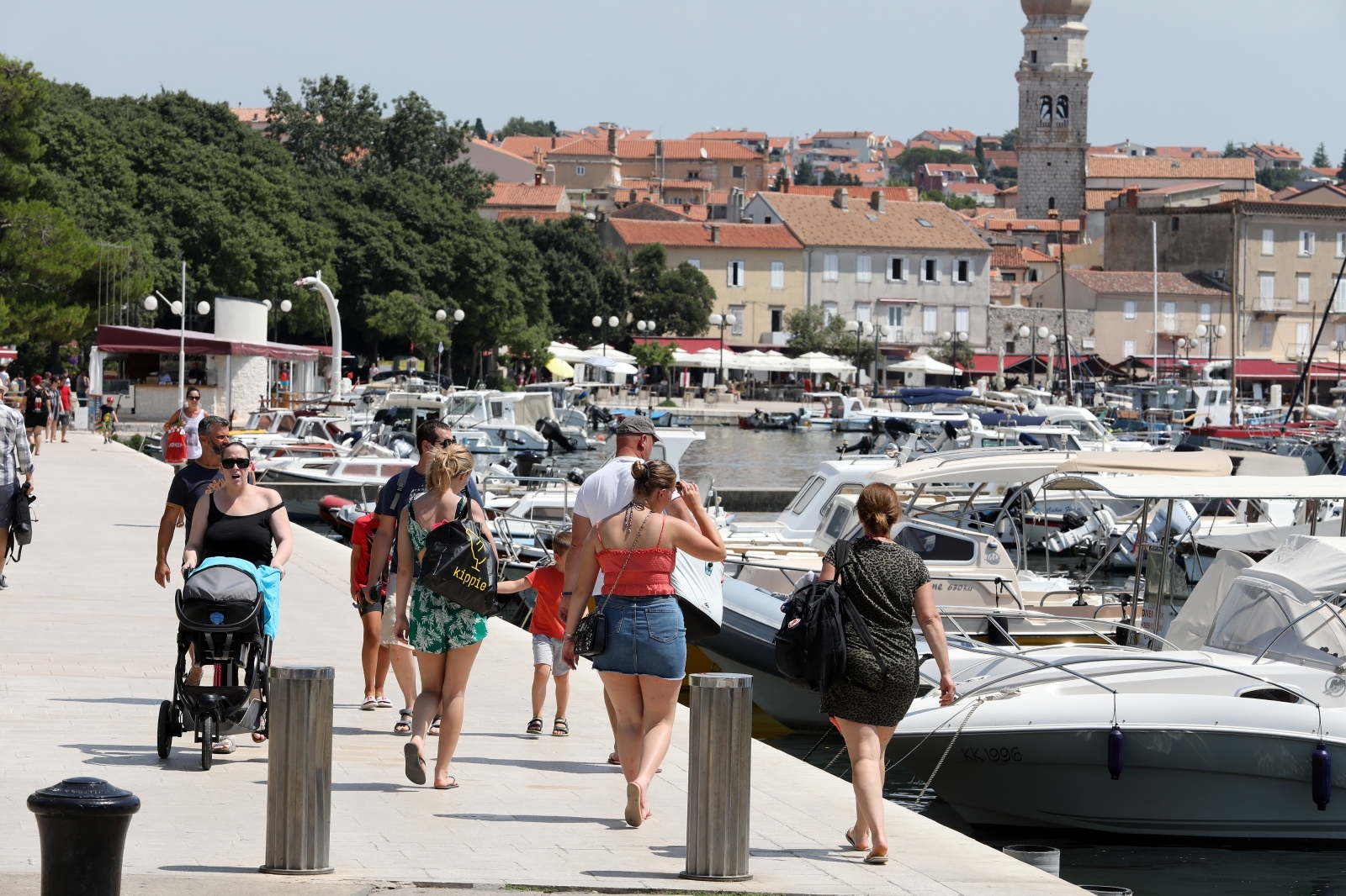 Spas od vrućina turisti potražili na plažama otoka Krka