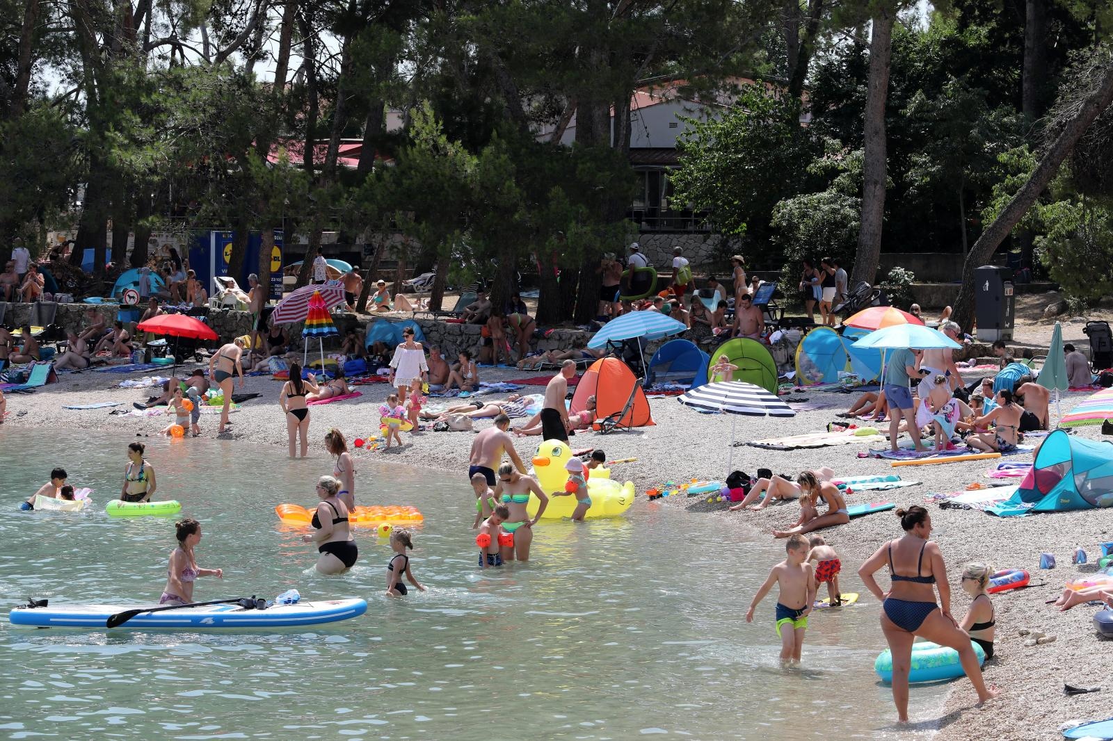 Spas od vrućina turisti potražili na plažama otoka Krka