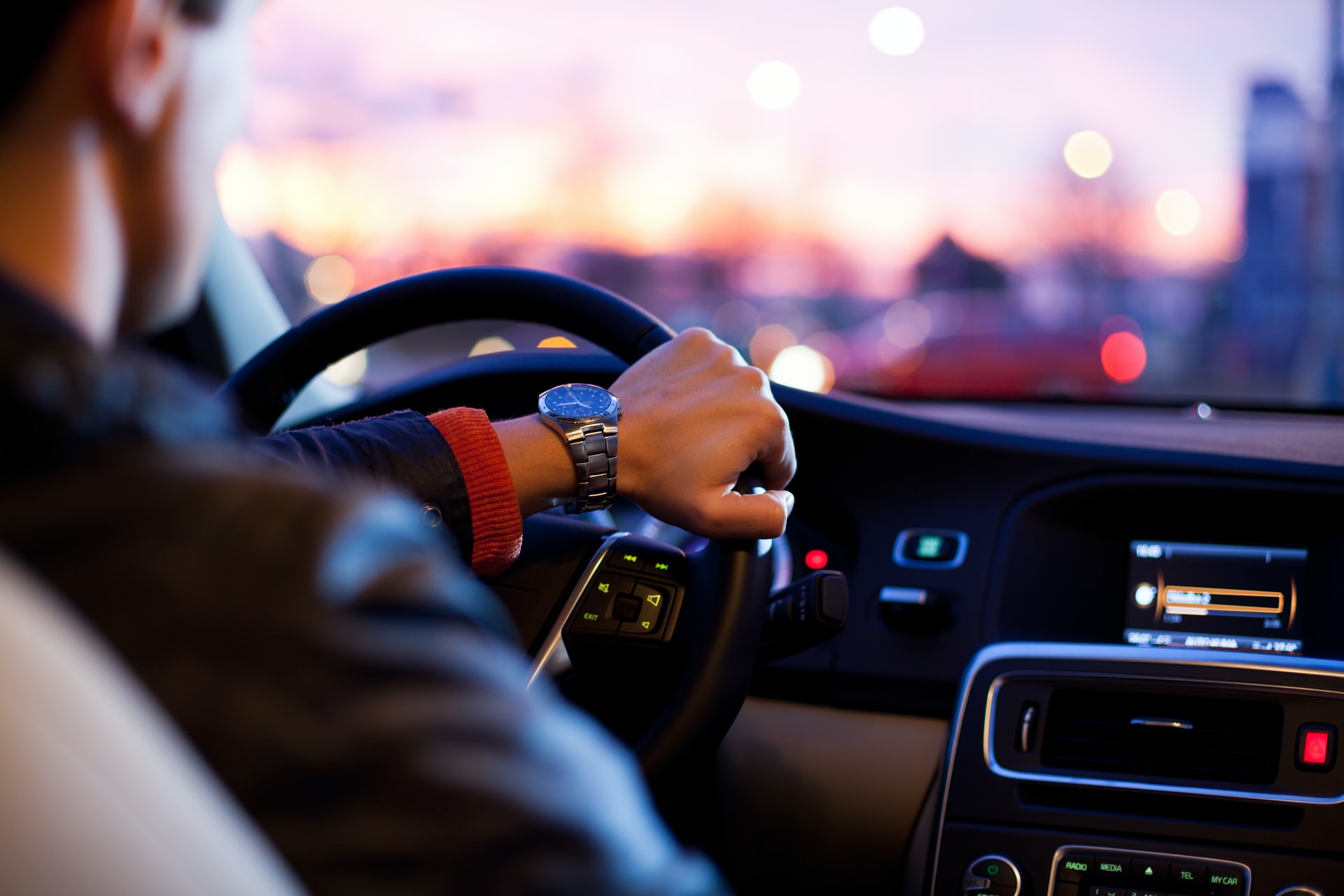automobil kokpit vozač unsplash