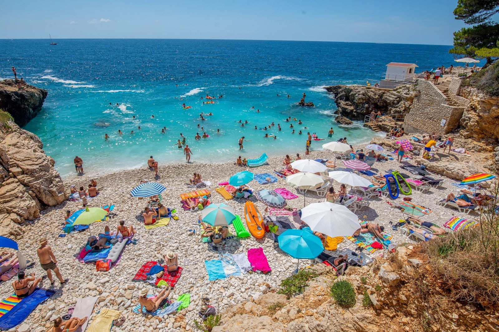 Pulske plaže pune turista koji uživaju u suncu i moru