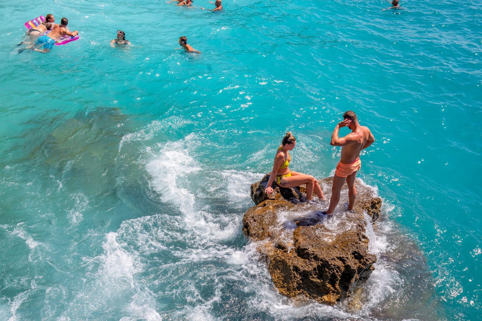 Pulske plaže pune turista koji uživaju u suncu i moru Pulske plaže pune turista koji uživaju u suncu i moru