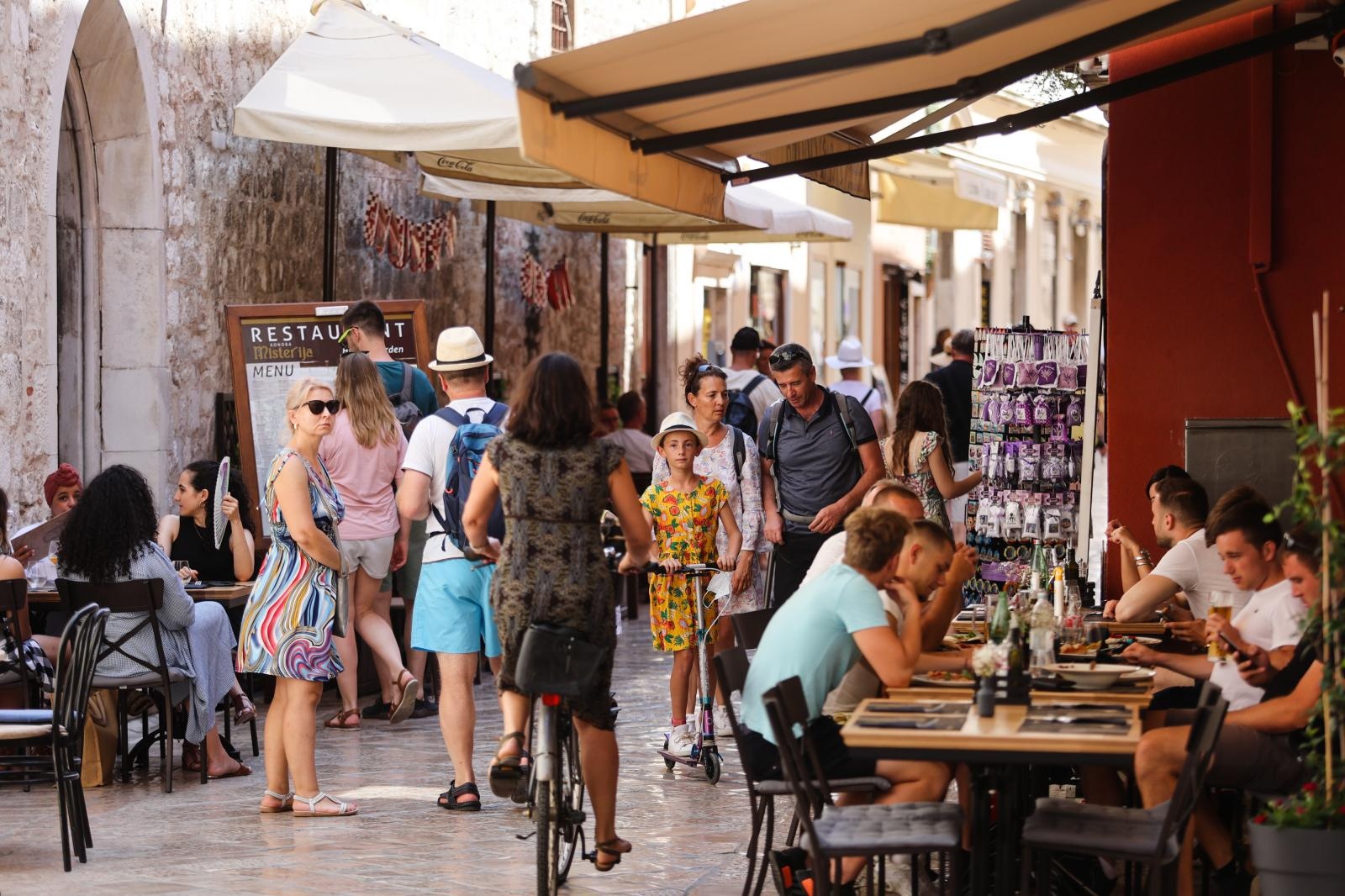 Turisti u Zadru uživaju u na rivi Turisti u Zadru uživaju u na rivi