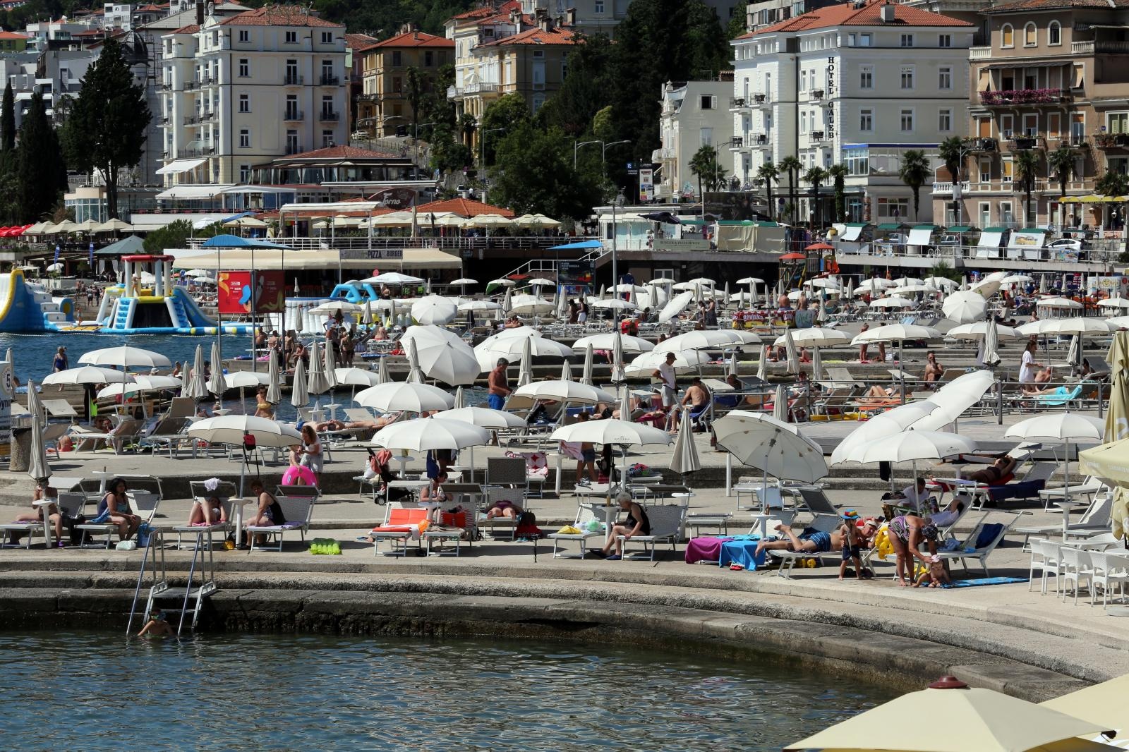 Opatija: Turisti na plažama i šetnicama Opatija: Turisti na plažama i šetnicama