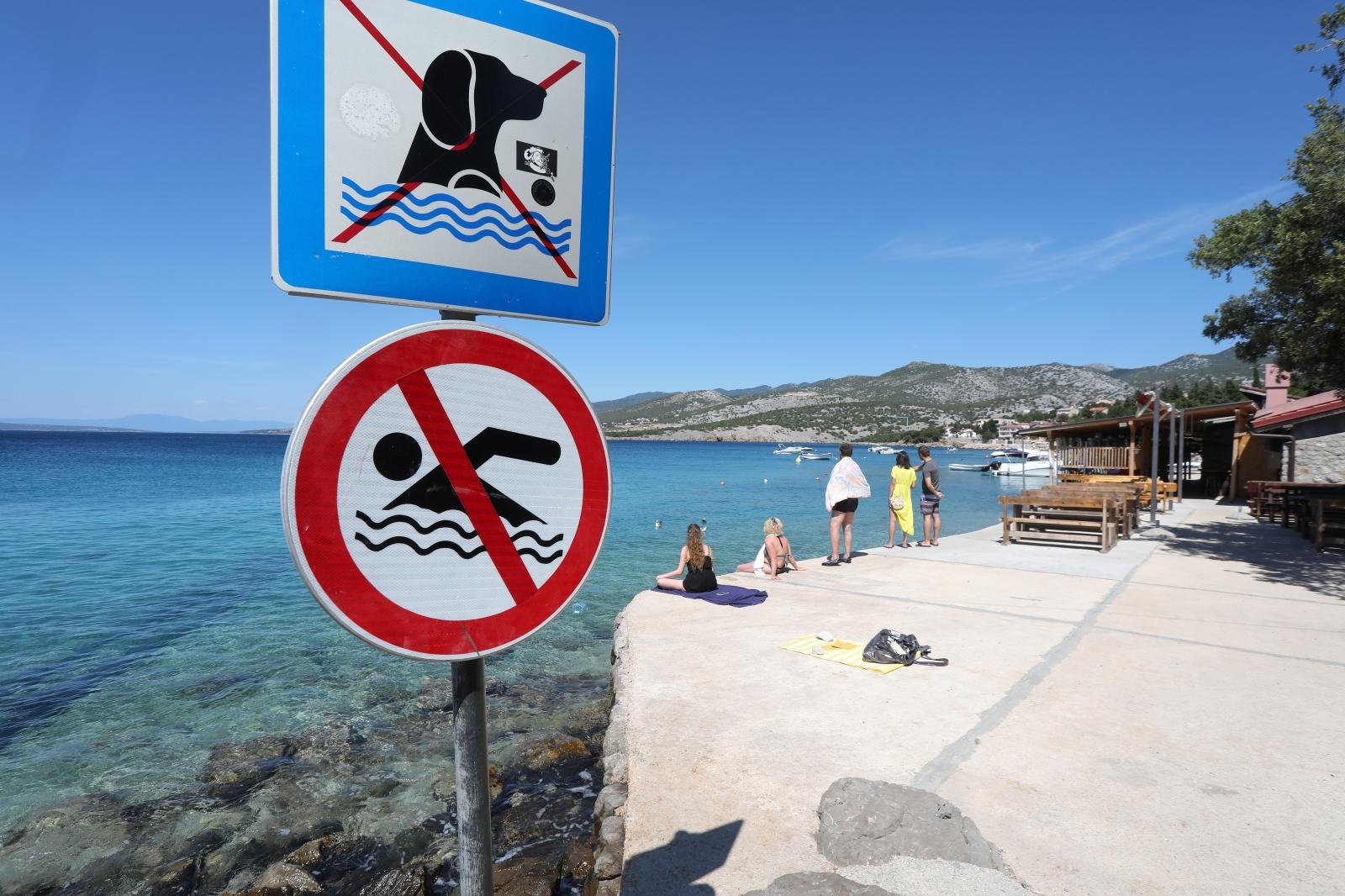 Zbog zagađenja mora na plaži u Klenovici zabranjeno je kupanje Zbog zagađenja mora na plaži u Klenovici zabranjeno je kupanje