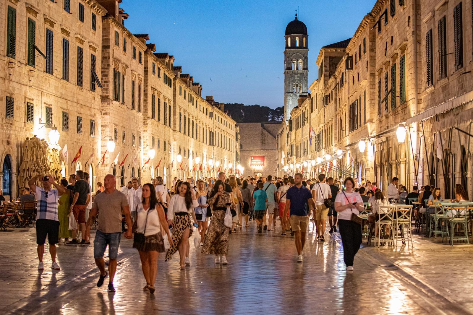 Dubrovnik: Terase restorana na Stradunu pune su turista