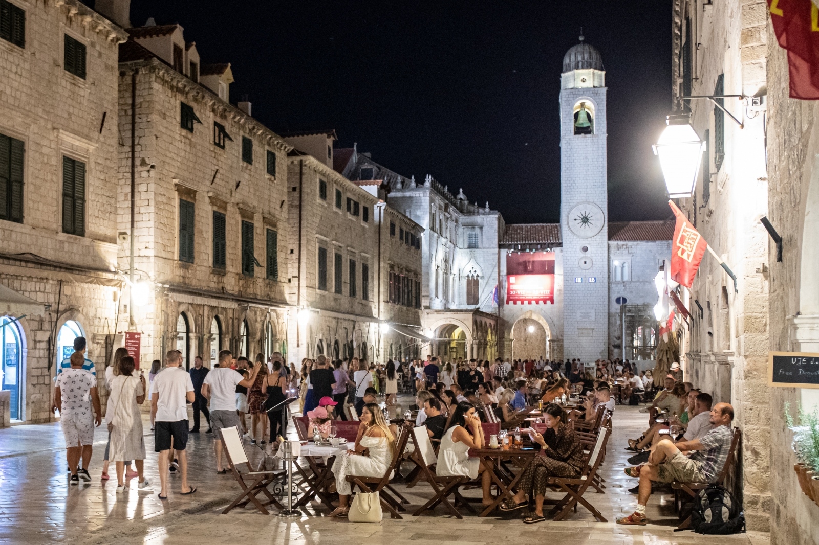 Dubrovnik: Terase restorana na Stradunu pune su turista