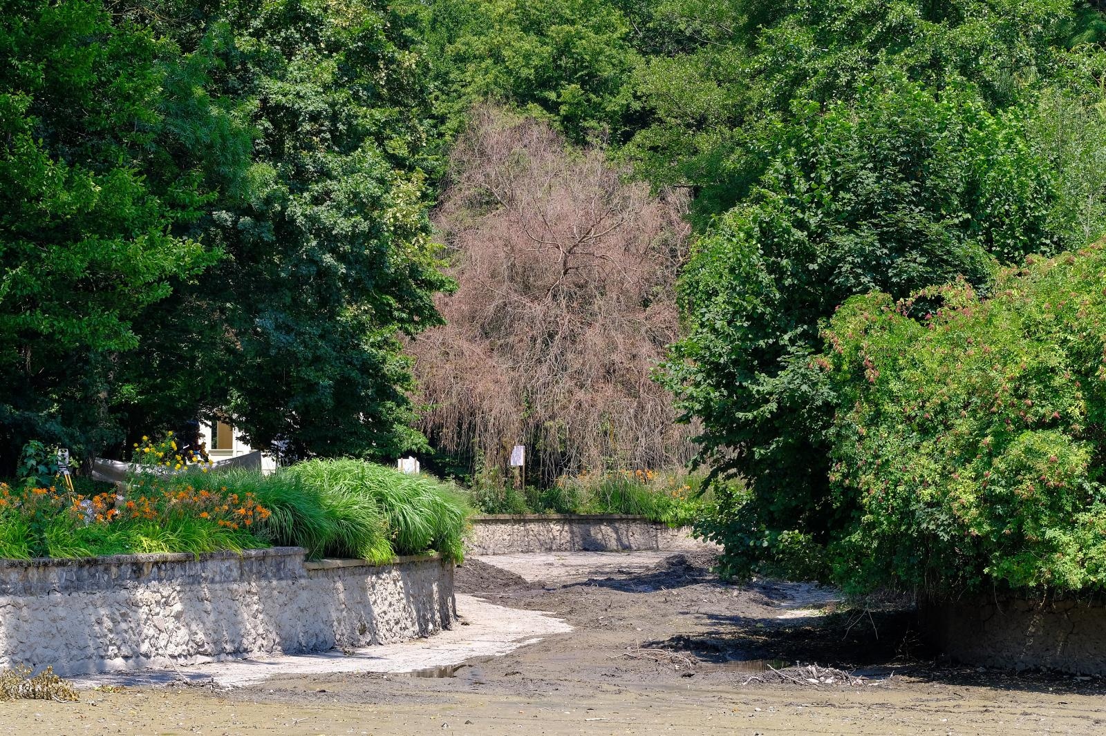 Zagreb. U Maksimiru zbog održavanja ispražnjeno prvo i drugo jezero Zagreb. U Maksimiru zbog održavanja ispražnjeno prvo i drugo jezero