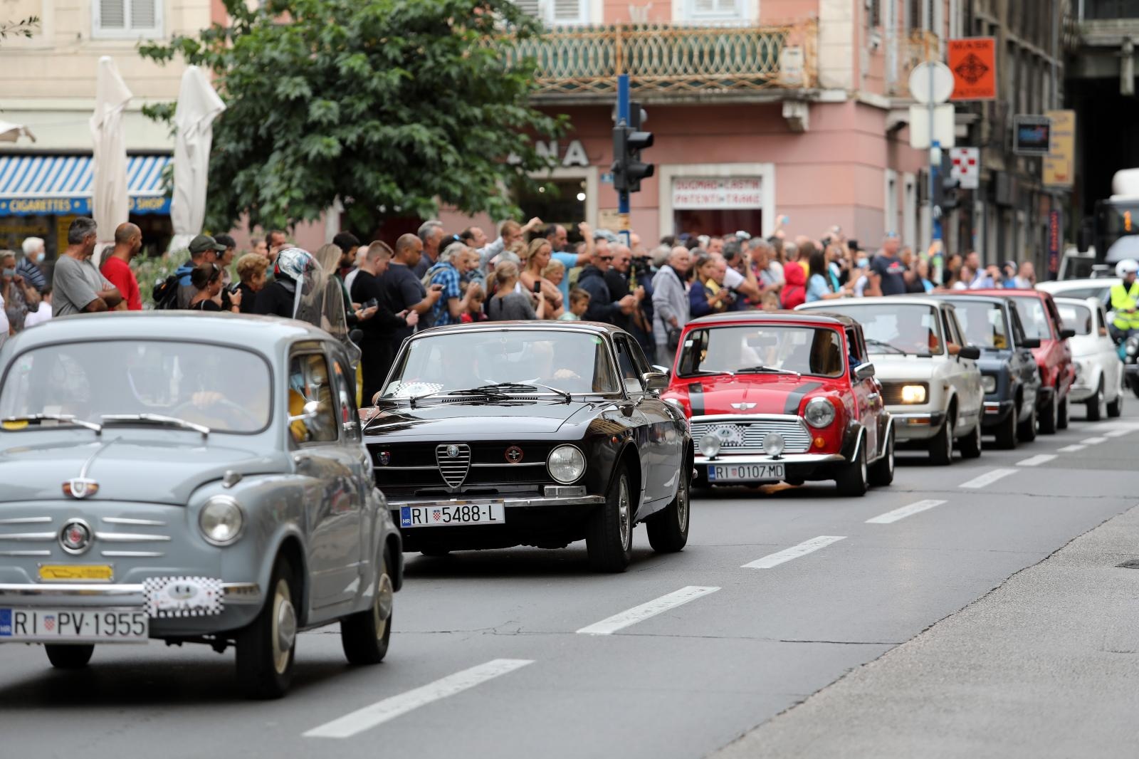Rijeka: S Trga brigade krenuo Međunarodni susret – oldtimer auto moto rally Rijeka