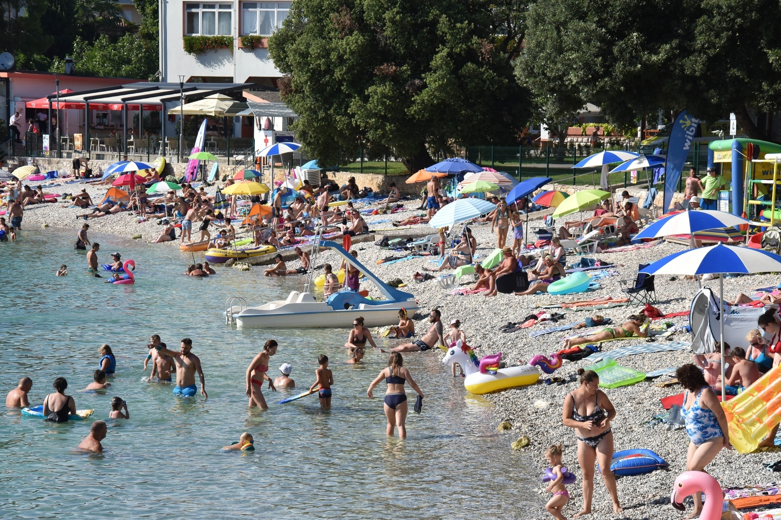 Turisti uživaju na plaži u Banjolama