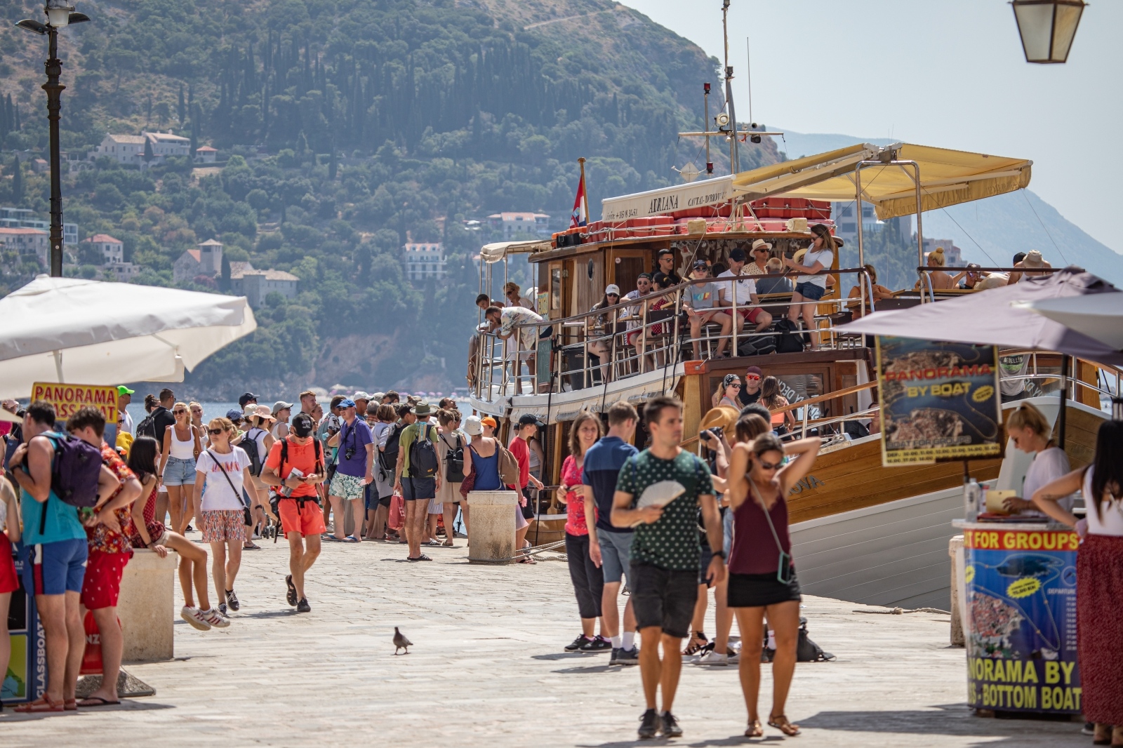 Dubrovnik: Visoke temperature ne sprječavaju turiste razgledavanju Dubrovnik: Visoke temperature ne sprječavaju turiste razgledavanju