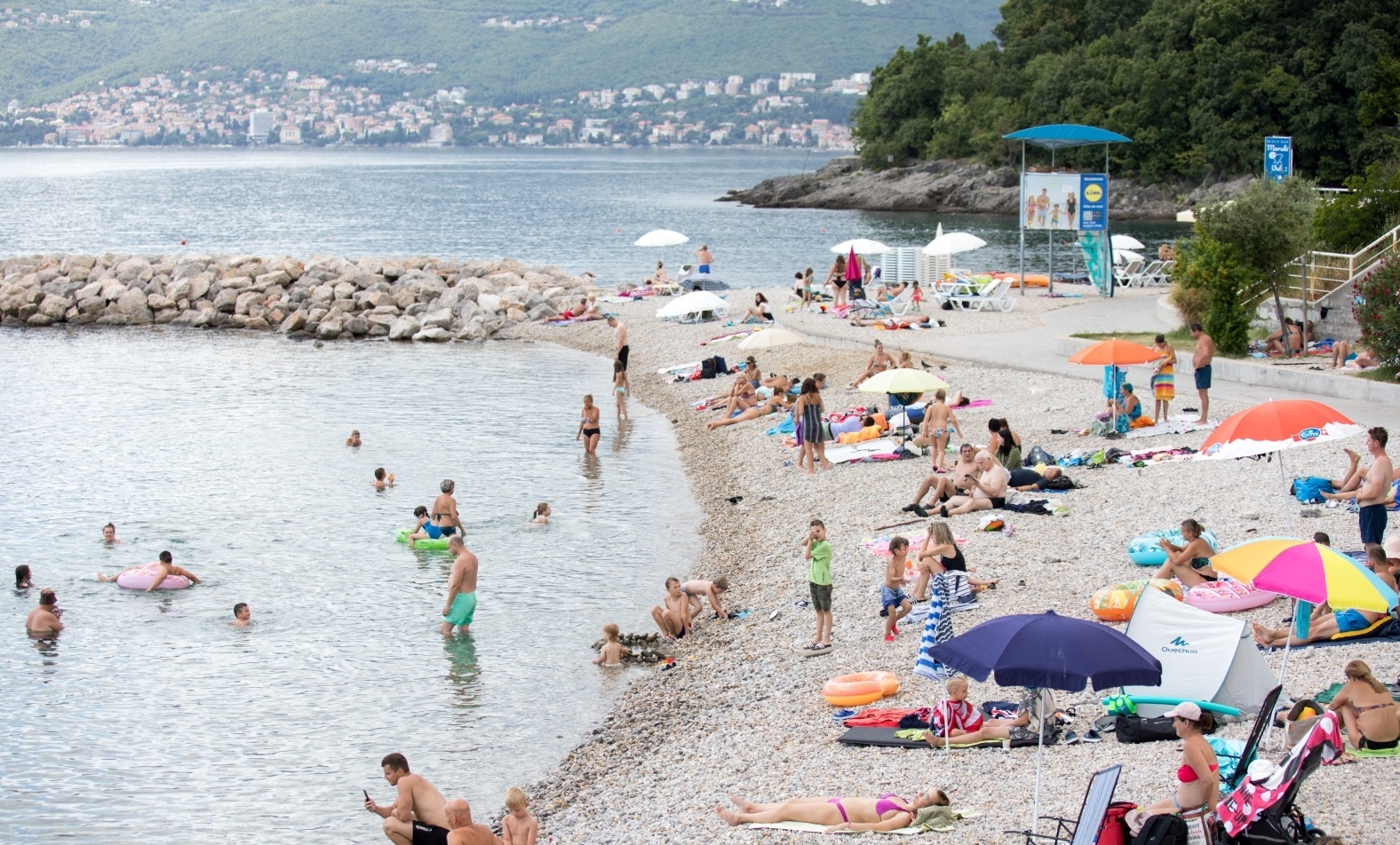 Rijeka: Građani i turisti uživaju u sunčanju i kupanju na plaži Ploče Rijeka: Građani i turisti uživaju u sunčanju i kupanju na plaži Ploče