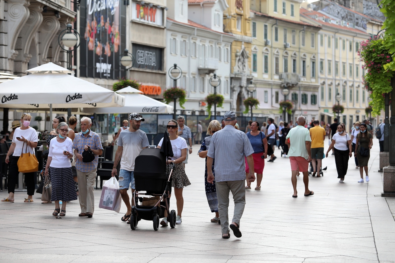 Šetači i turisti na riječkom Korzu