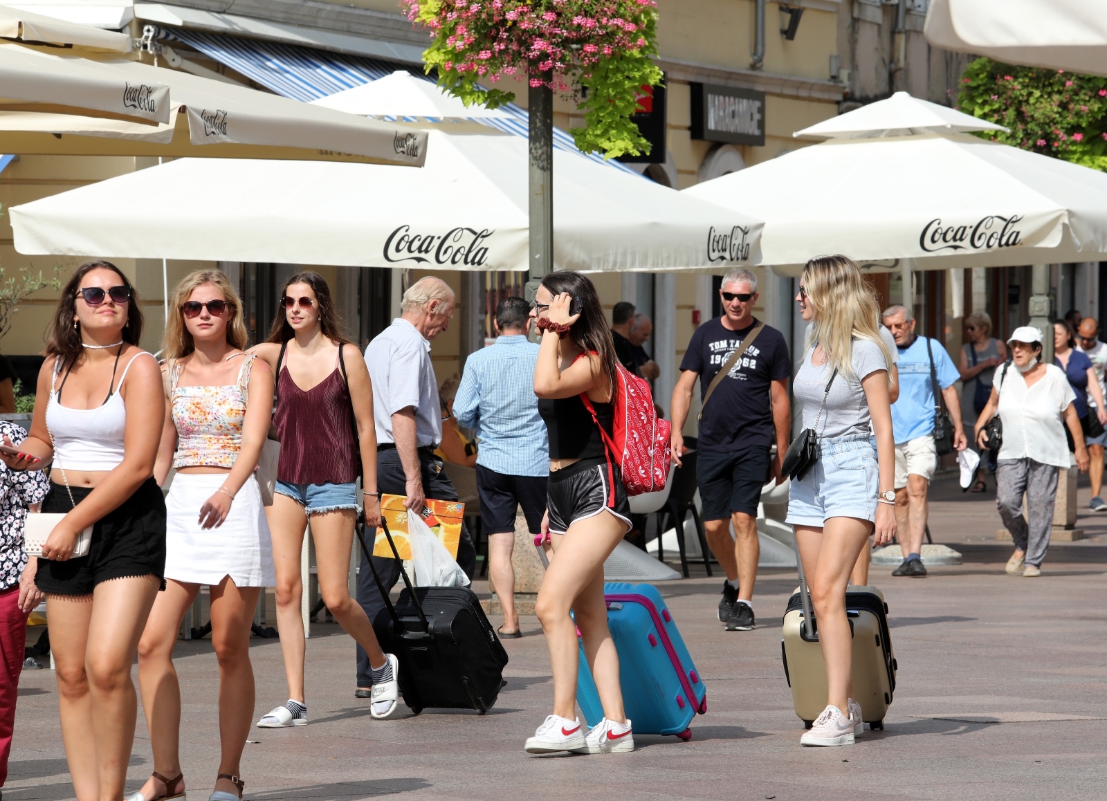 Šetači i turisti na riječkom Korzu